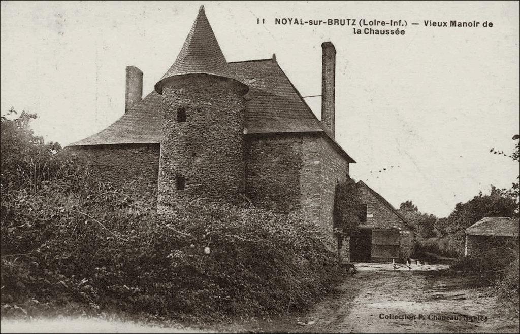 Le manoir de la Chaussée sur la commune de Noyal-sur-Brutz dans les années 1900.
