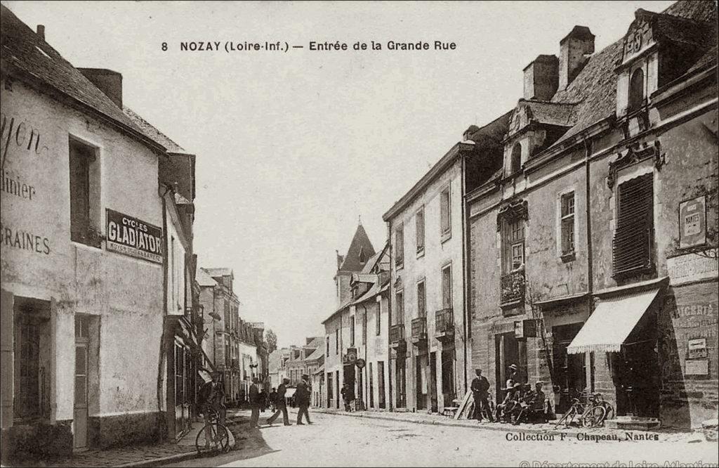 La grande rue du bourg de Nozay dans les années 1900.