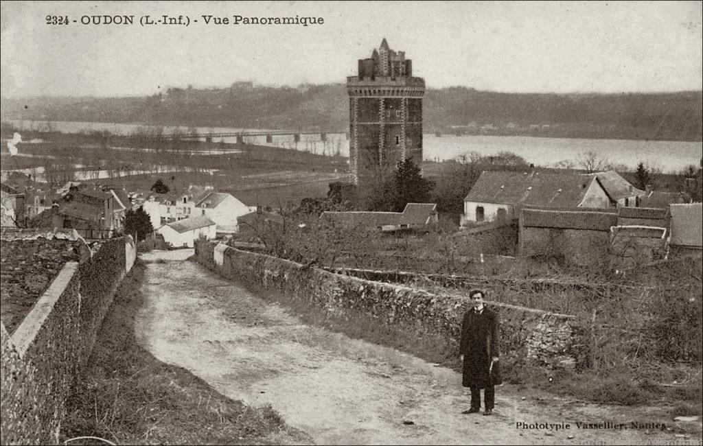 Vue générale du bourg d'Oudon dans les années 1900.