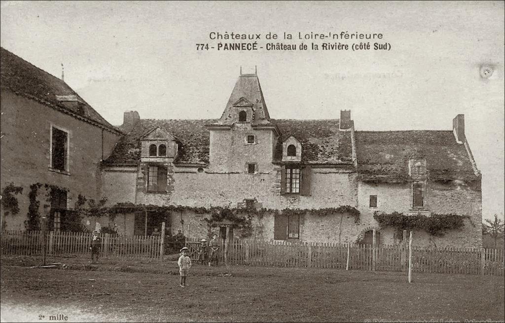 Le château de La Rivière sur la commune de Pannecé dans les années 1900.