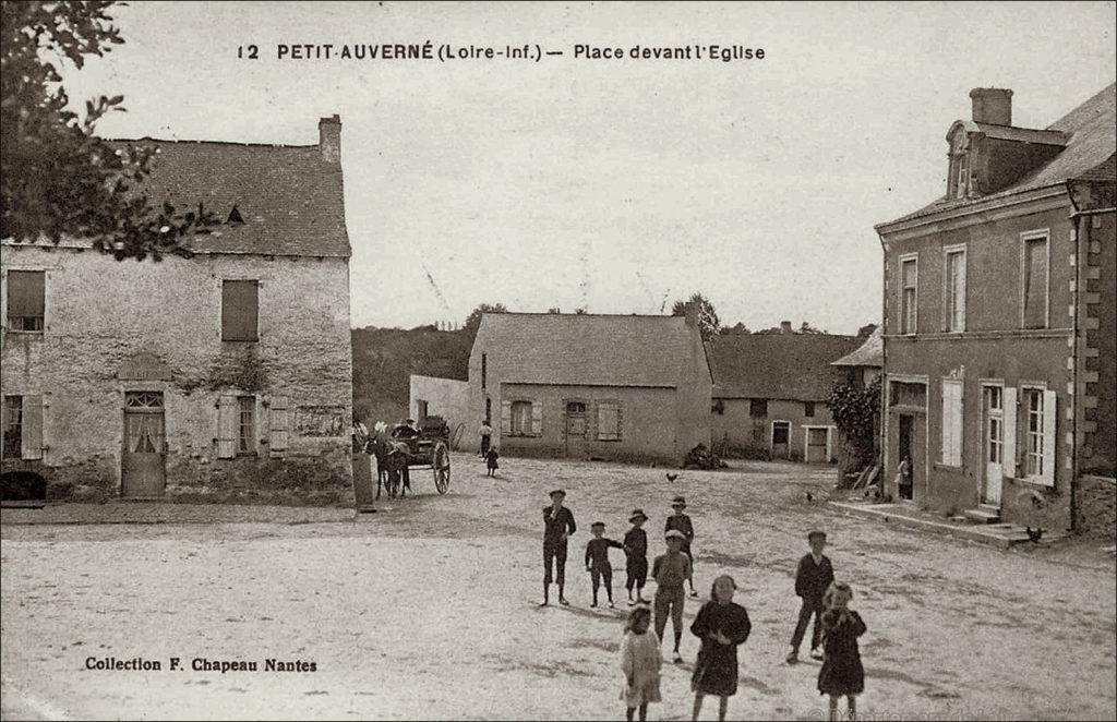 La place du bourg de Petit-Auverné dans les années 1900.