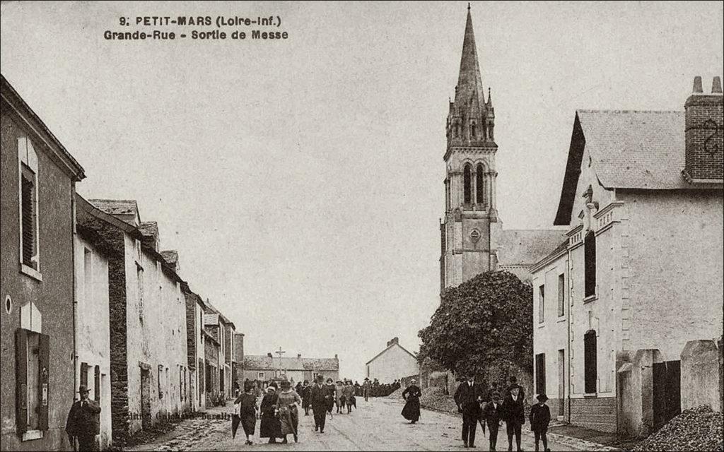 Sortie de la messe dans le bourg de Petit-Mars dans les années 1900.