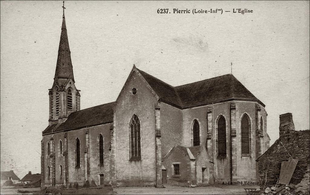 L'église du bourg de Pierric dans les années 1900.