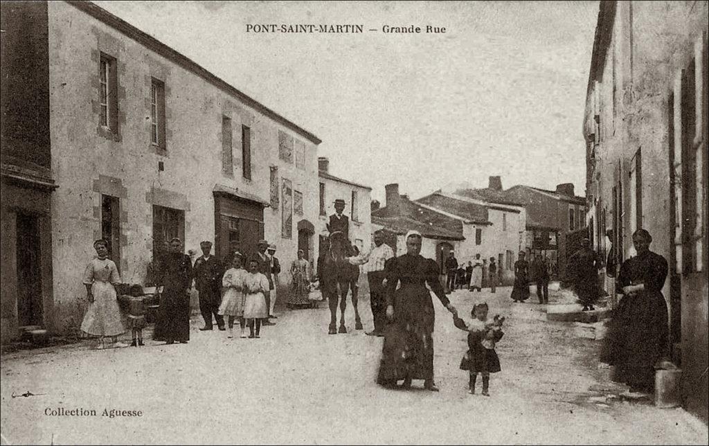 La grande rue du bourg de Pont-Saint-Martin dans les années 1900.