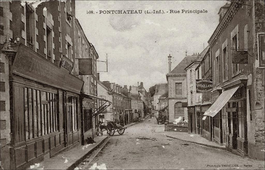 La rue principale du bourg de Pontchâteau dans les années 1900.
