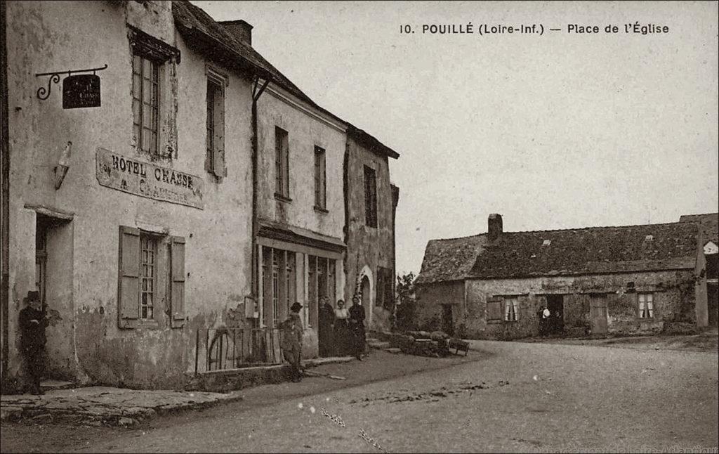 La place de l'église dans le bourg de Pouillé-les-Côteaux dans les années 1900.