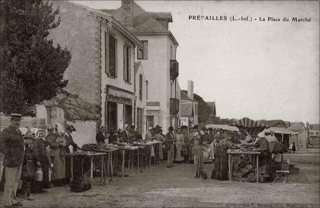 La place du marché dans le bourg de Préfailles dans les années 1900.