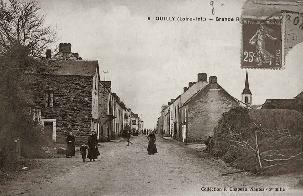 La grande rue du bourg de Quilly dans les années 1900.