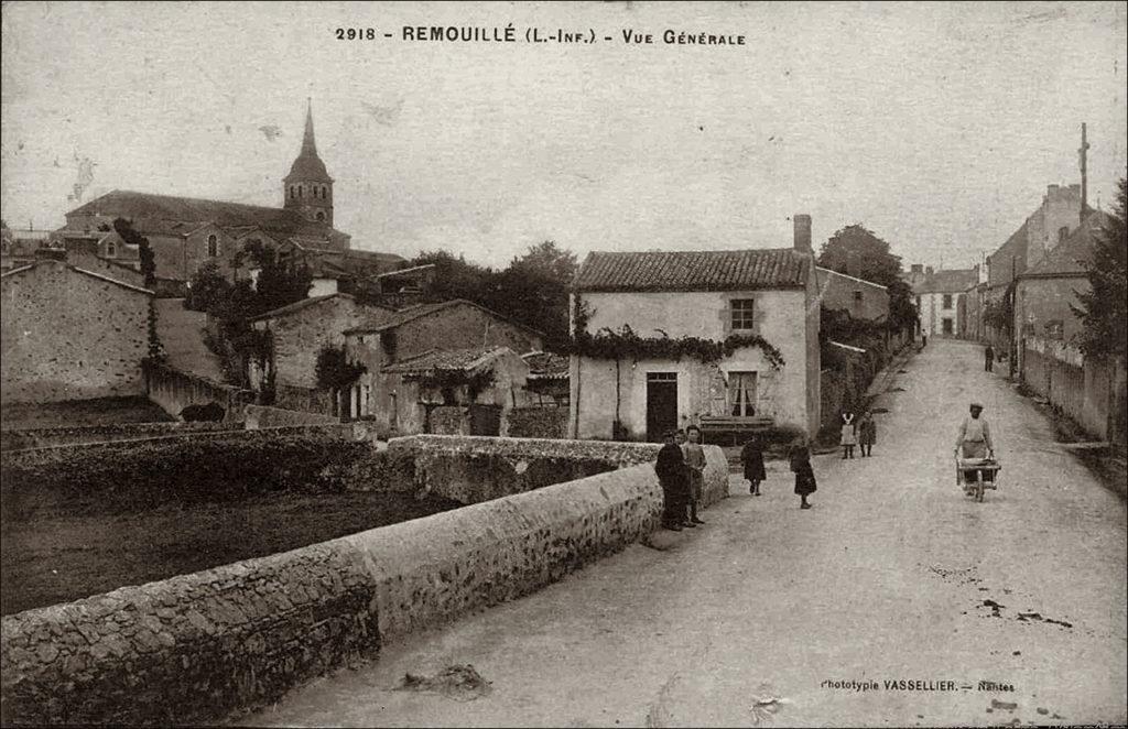 Vue générale du bourg de Remouillé dans les années 1900.