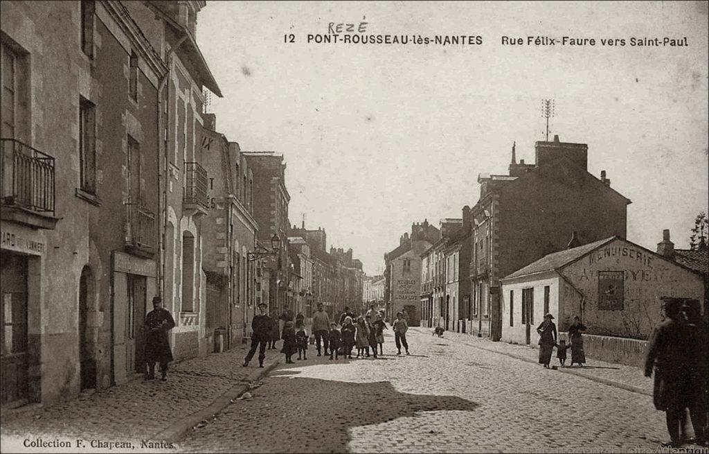 rue Félix Faure dans le bourg de Rezé dans les années 1900.