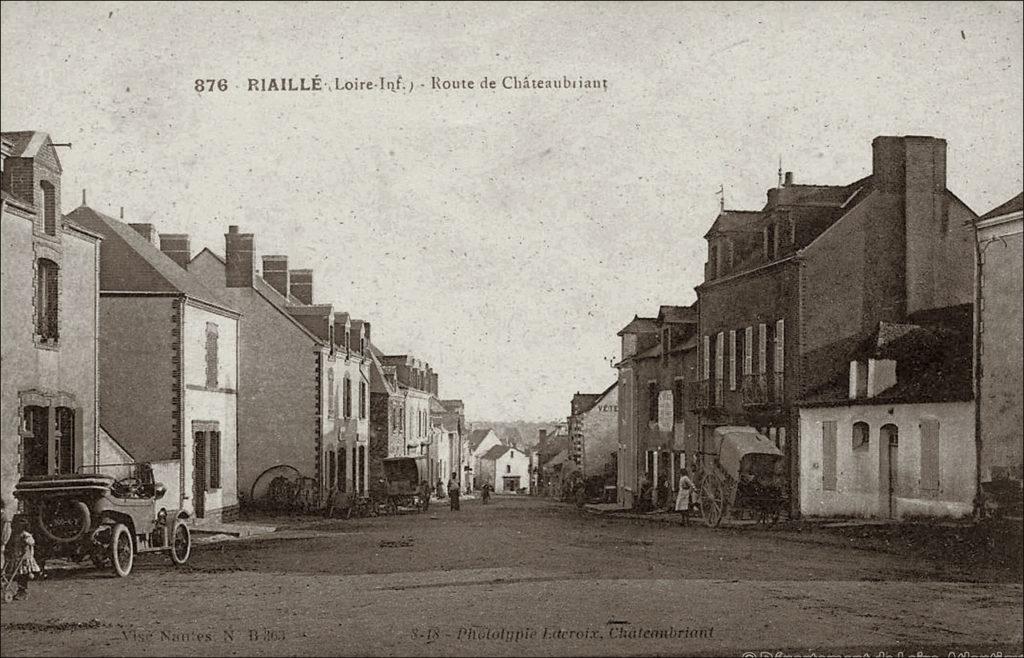 Route de Châteaubriant dans le bourg de Riaillé dans les années 1900.