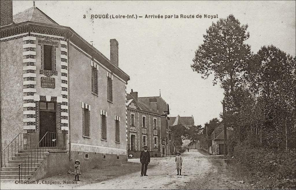 Vue du bourg de Rougé dans les années 1900.