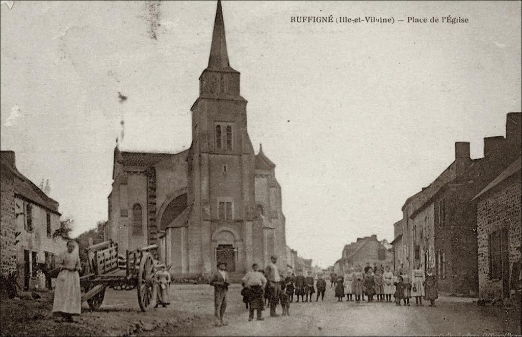 La place de l'église dans le bourg de Ruffigné dans les années 1900.