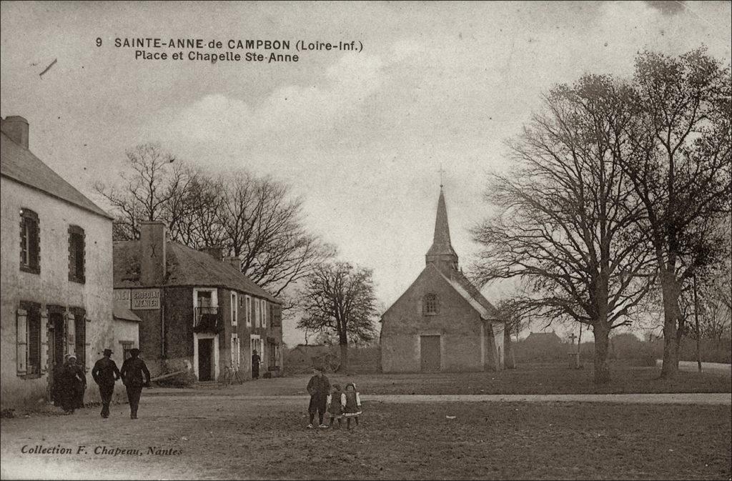 La place et la chapelle à Sainte-Anne-de-Campbon dans les années 1900.