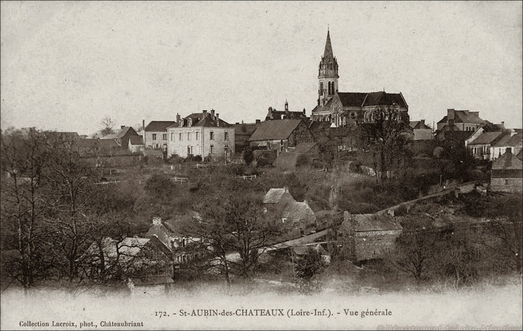 Vue générale du bourg de Saint-Aubin-des-Châteaux dans les années 1900.