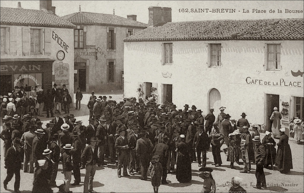 La place de la bourse dans le bourg de Saint-Brévin-les-Pins dans les années 1900.
