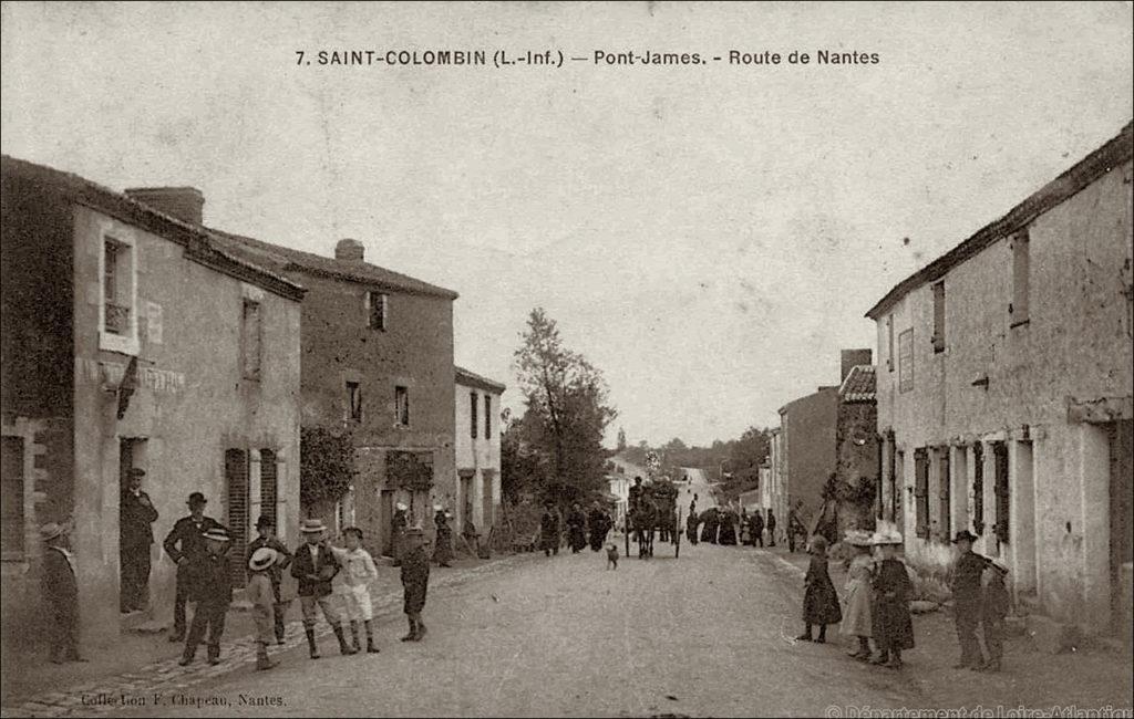 La route de Nantes dans le bourg de Saint-Colomban dans les années 1900.