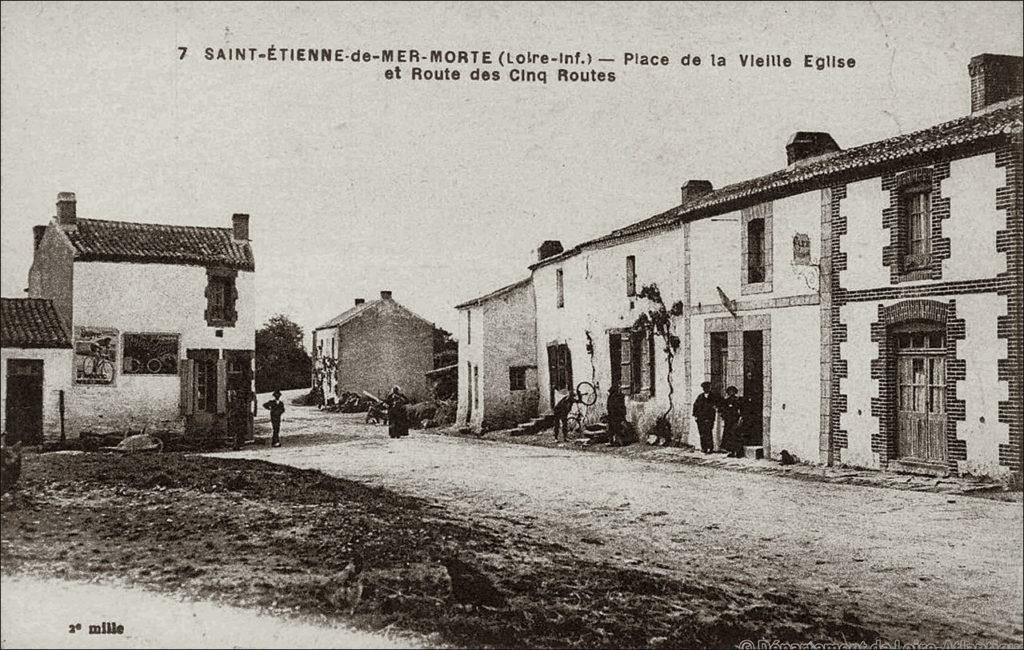 Place de la Vieille Église à Saint-Étienne-de-Mer-Morte dans les années 1900.