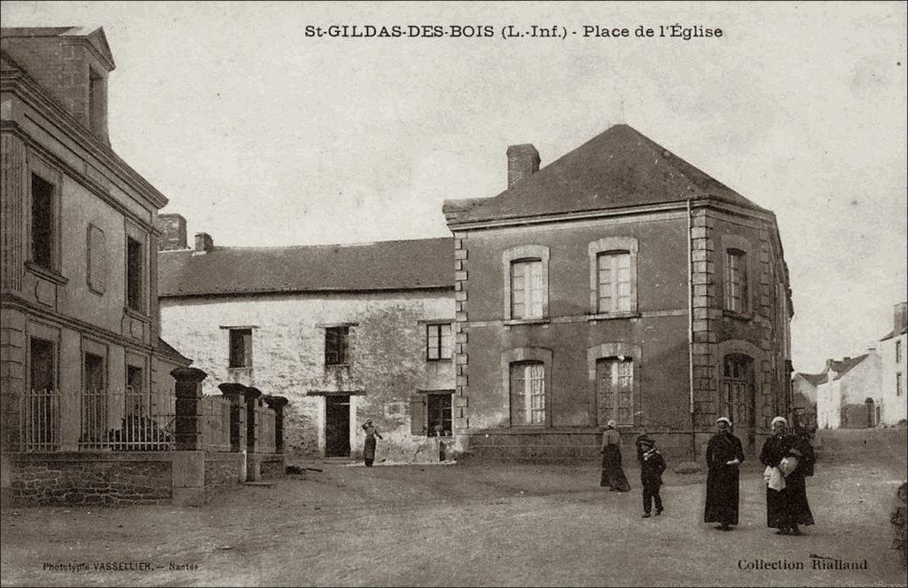 La place de l'église à Saint-Gildas-des-Bois dans les années 1900.