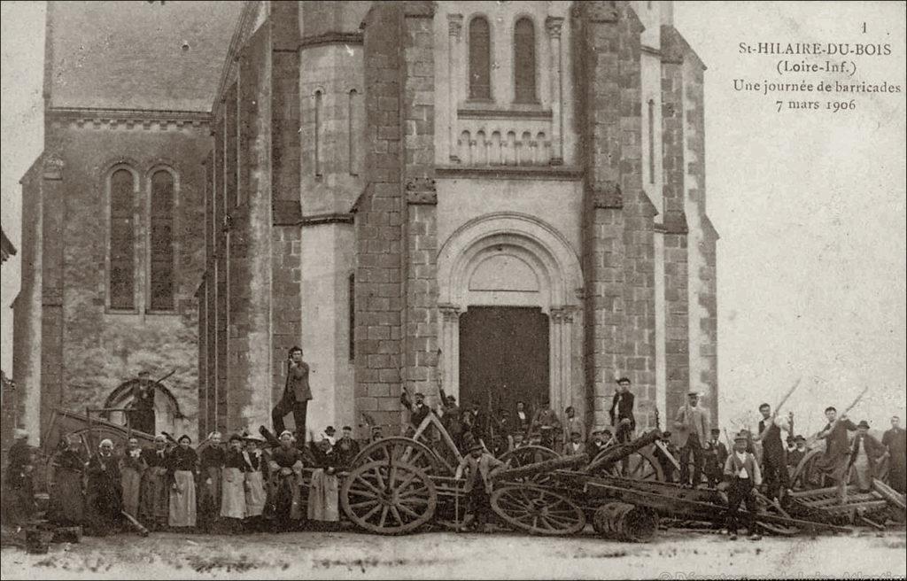 Barricade devant l'église de Saint-Hilaire-de-Clisson en 1906