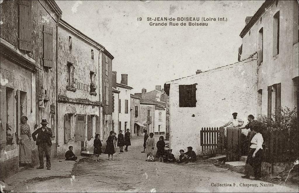 La grande rue de Saint-Jean-de-Boiseau dans les années 1900.