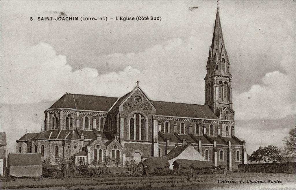 L'église dans le bourg de Saint-Joachim dans les années 1900.