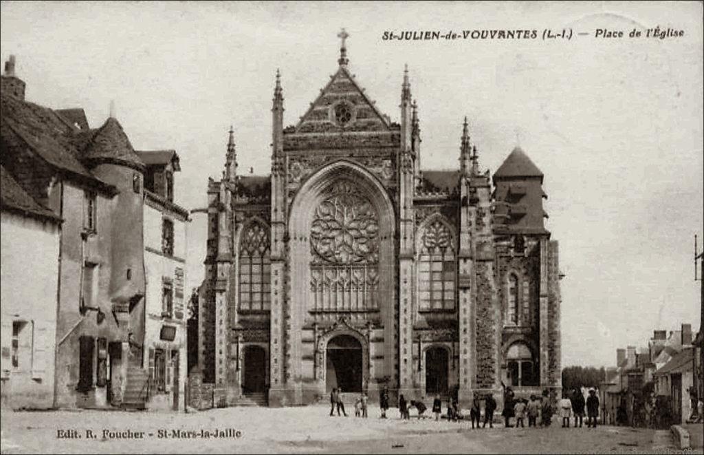 La place de l'église à Saint-Julien-de-Vouvantes dans les années 1900.