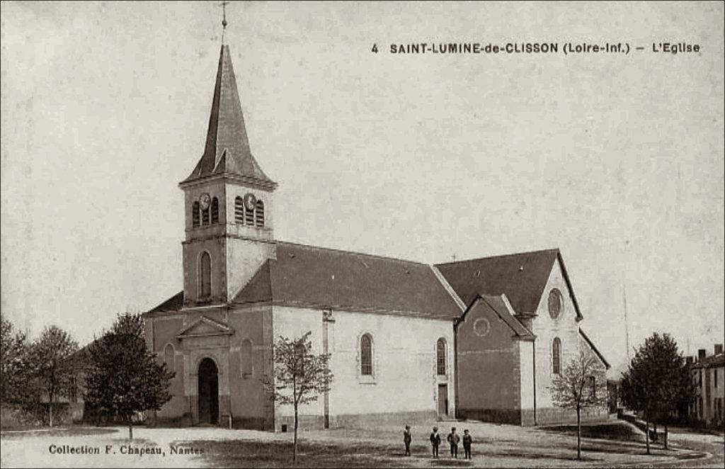 L'église dans le bourg de Saint-Lumine-de-Clisson dans les années 1900.