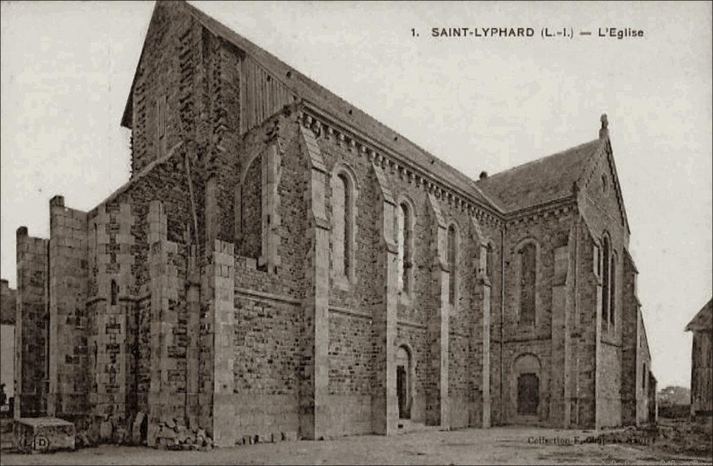 L'église dans le bourg de Saint-Lyphard dans les années 1900.