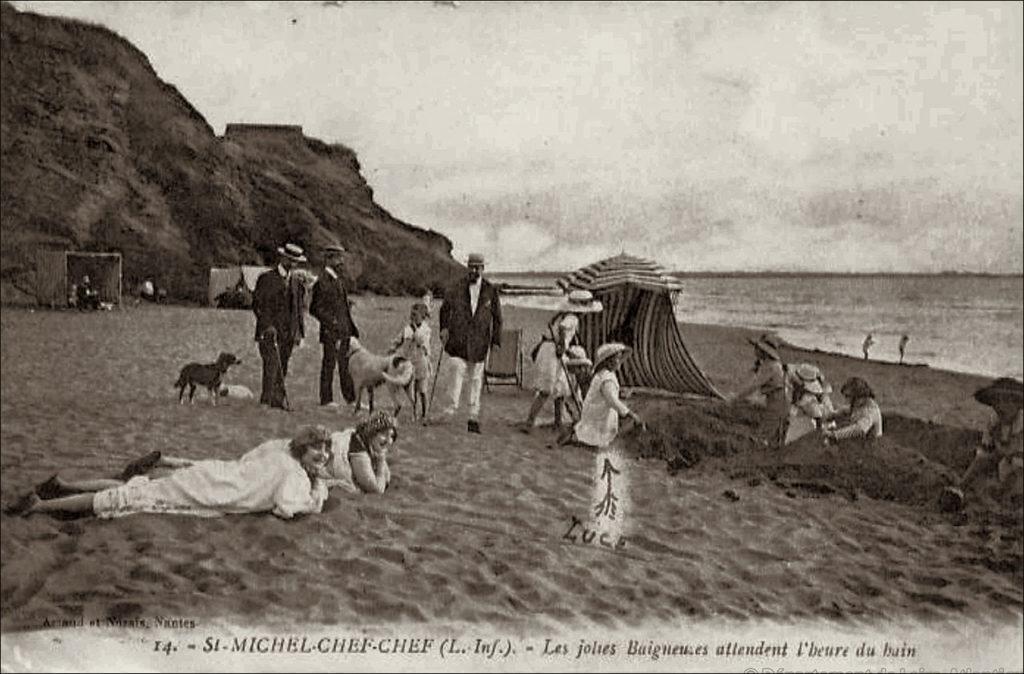 Scène de plage sur la commune de Saint-Michel-Chef-Chef dans les années 1900.