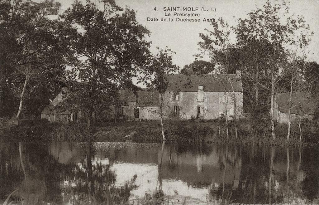 Le presbytère de la paroisse de Saint-Molf dans les années 1900.