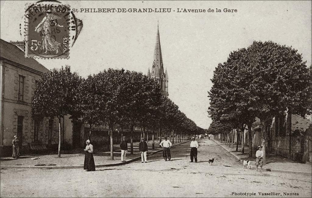 L'avenue de la gare à Saint-Philbert-de-Grand-Lieu dans les années 1900.