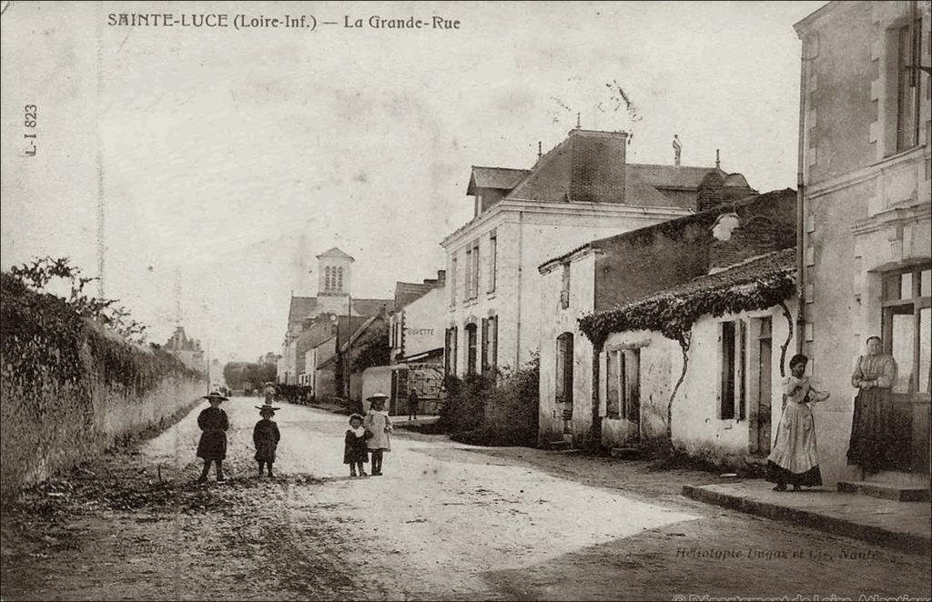 La grande rue de Sainte-Luce-sur-Loire dans les années 1900.