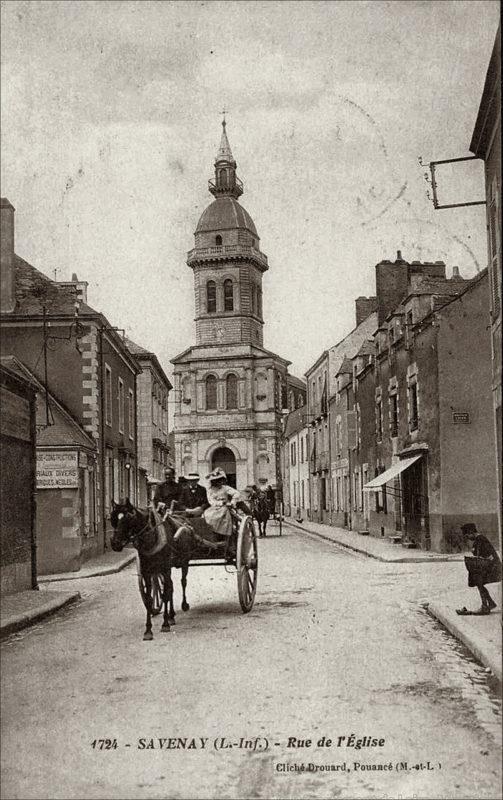 La rue de l'église dans le bourg de Savenay dans les années 1900.