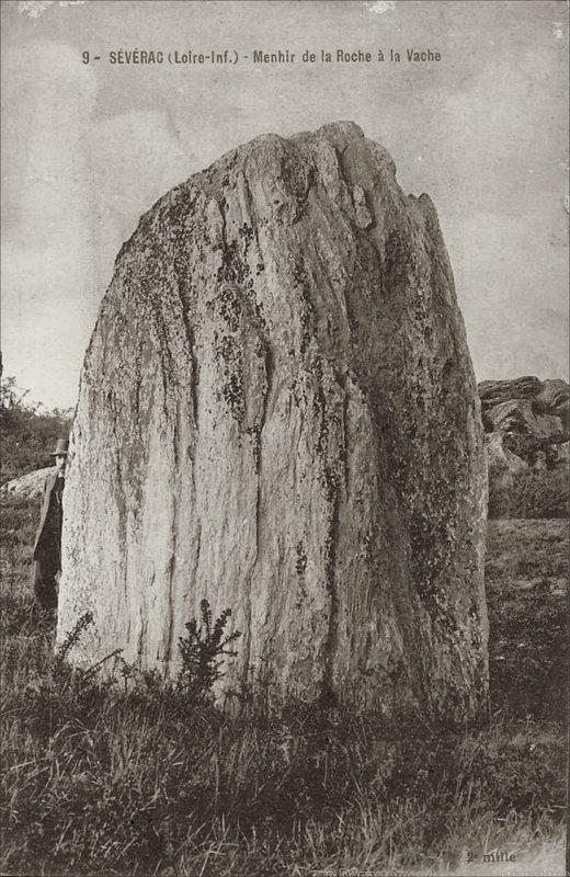 Menhir sur la commune de Sévérac dans les années 1900.