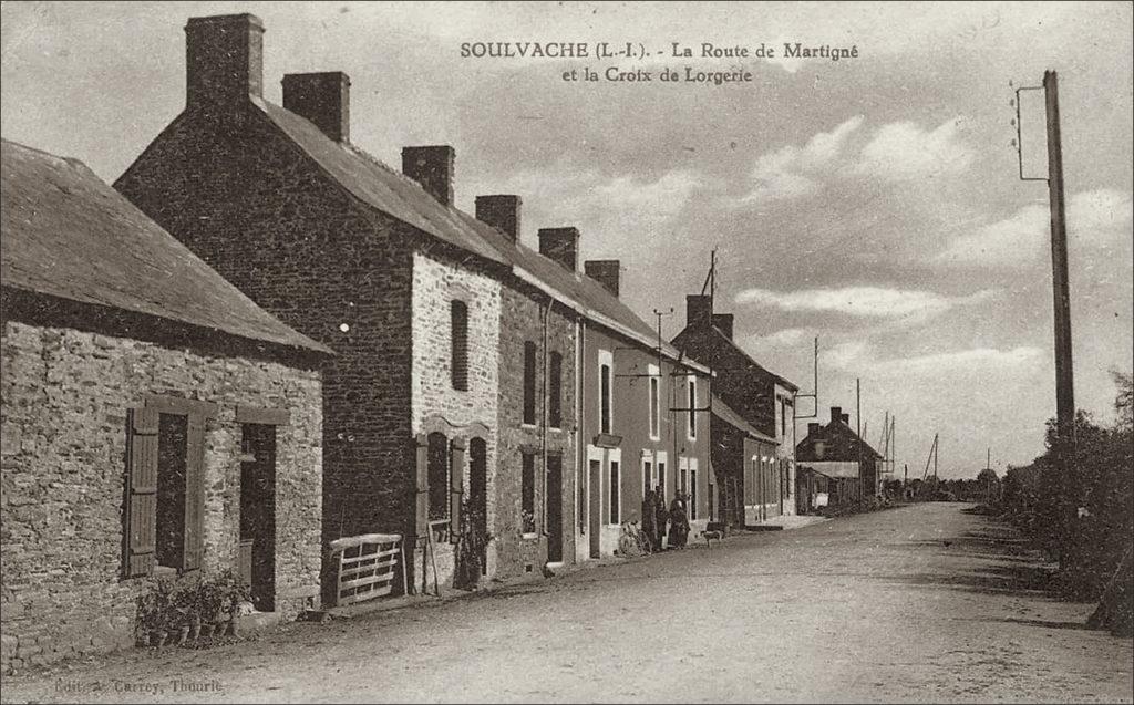 La route de Martigné dans le bourg de Soulvache dans les années 1900.