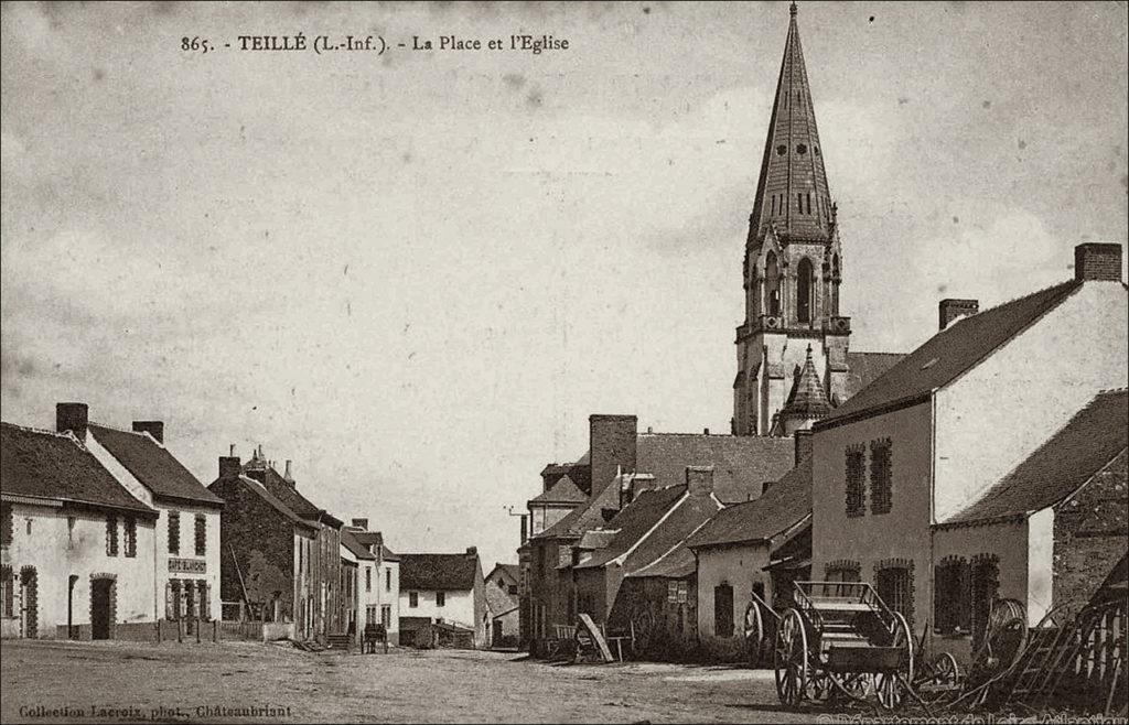 La place et l'église dans le bourg de Teillé dans les années 1900.