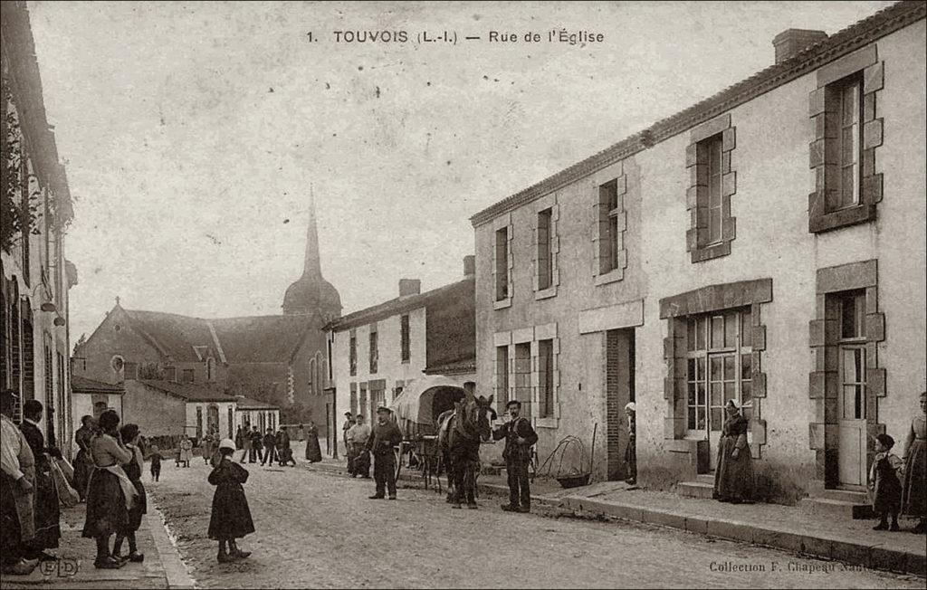 La rue de l'église dans le bourg de Touvois dans les années 1900.