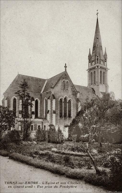 L'église dans le bourg de Trans-sur-Erdre dans les années 1900.