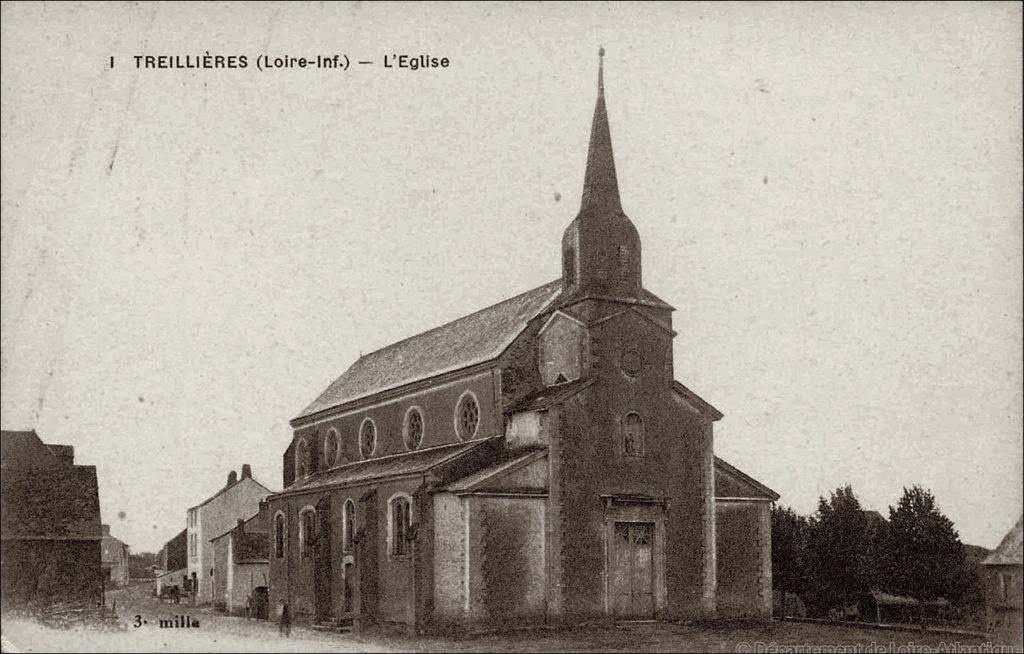 L'église dans le bourg de Treillières dans les années 1900.