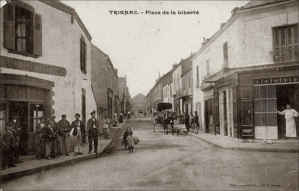 La place de la Liberté dans le bourg de Trignac dans les années 1900.