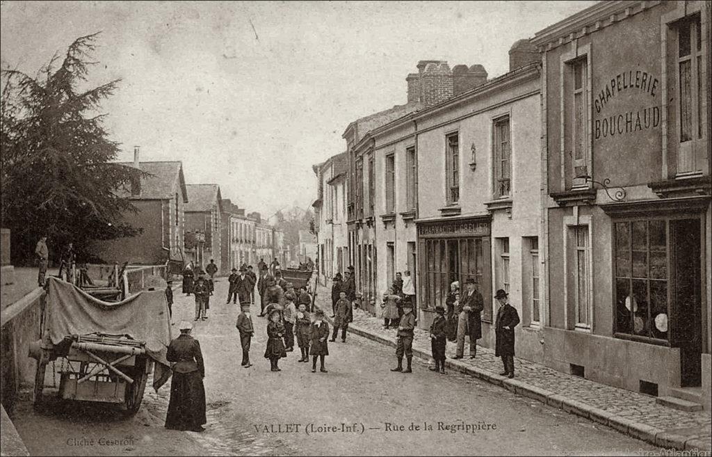 La rue de la Regrippière dans le bourg de Vallet dans les années 1900.