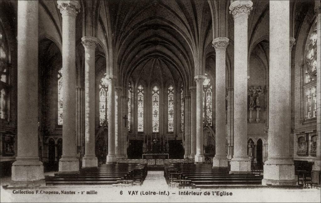 L'intérieur de l'église dans le bourg de Vay dans les années 1900.