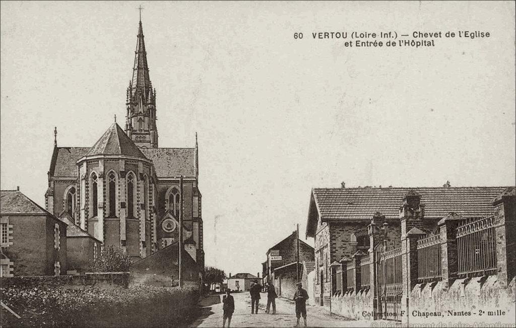 L'église et l'hôpital dans le bourg de Vertou dans les années 1900.