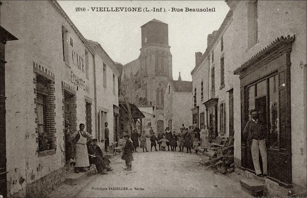La rue Beausoleil dans le bourg de Vieillevigne dans les années 1900.