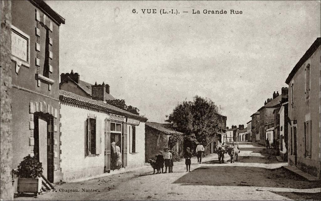 La grande rue dans le bourg de Vue dans les années 1900.
