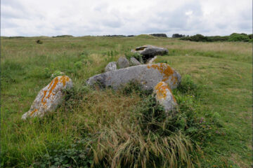 Allée couverte du Ribl à Lampaul-Ploudalmézeau dans le Finistère.