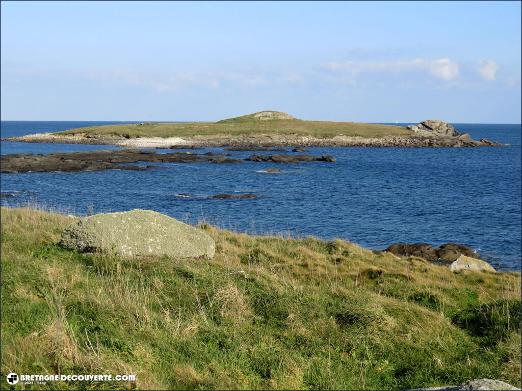 Le Cairn de l'île Carn à Ploudalmézeau dans le Finistère (29).