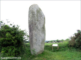 Menhir de Lannoulouarn de Plouguin dans le Finistère.