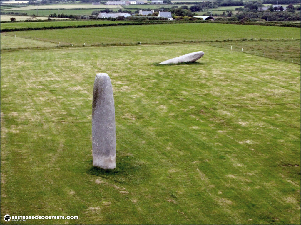 Le menhir de Kergadiou sur la commune de Plourin dans le Finistère